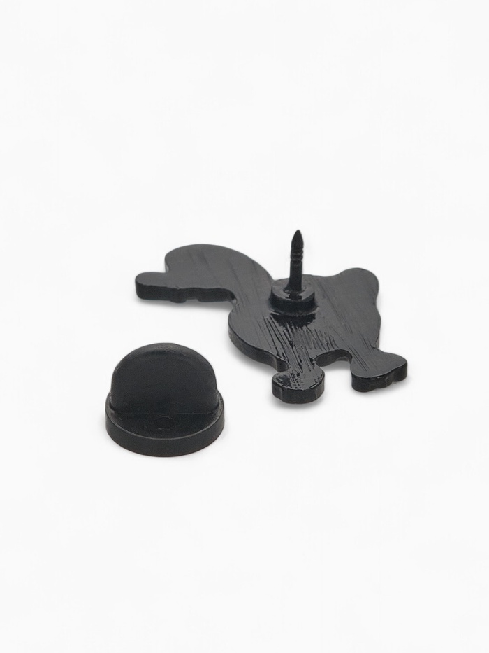 Значок «Гусь» с ножом, цвет бело-оранжевый в чёрном металле