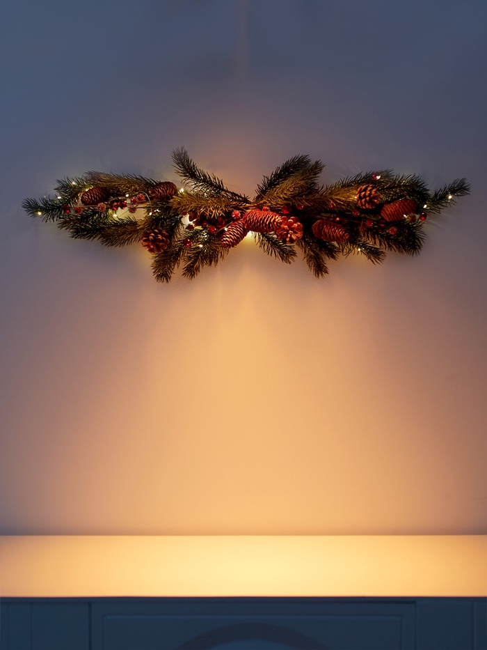 Декор настенный «Еловая ветвь с шишками», 70×27 см, 30 LED, от батареек CR2032×2, свечение тёплое белое