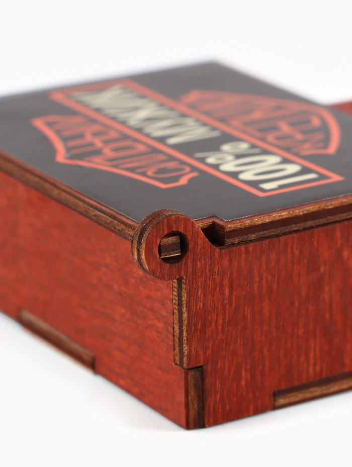 Коробка подарочная деревянная «100% мужик» 8.5×6×3.5 см