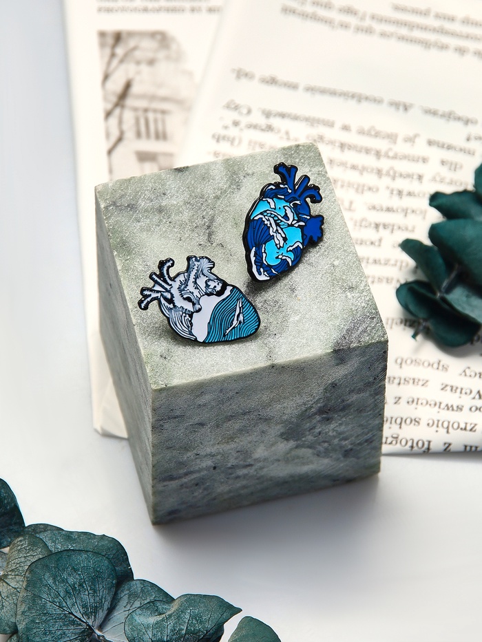 Значки-неразлучники «Сердца», 2 шт. бело-голубые в чёрном металле