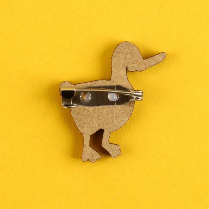 Значок деревянный «Утка с ножом», 2.6×3.1 см