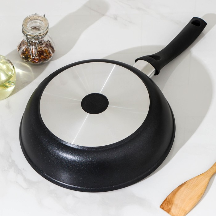 Сковорода KUKMARA «Традиция», d=24 см, пластиковая ручка, антипригарное покрытие, алюминий, чёрная