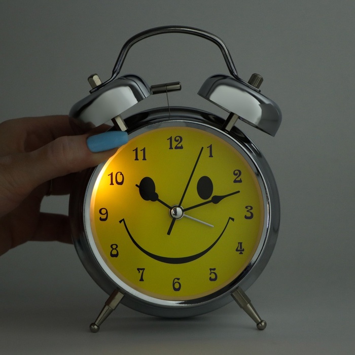 Будильник «Смайл», циферблат d=11.5 см, с подсветкой, от батареек 1хАА, хром