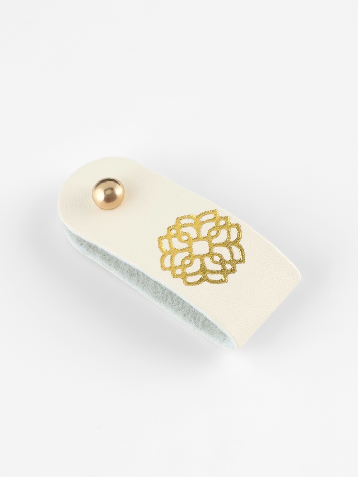 Бирка с кнопкой «Мандала» TEIRA, с тиснением, 8×1.5 см, 10 шт., цвет золотой, молочный