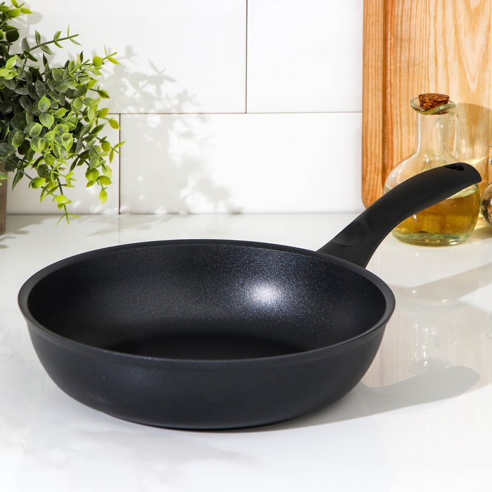 Сковорода KUKMARA «Традиция», d=24 см, пластиковая ручка, антипригарное покрытие, алюминий, чёрная