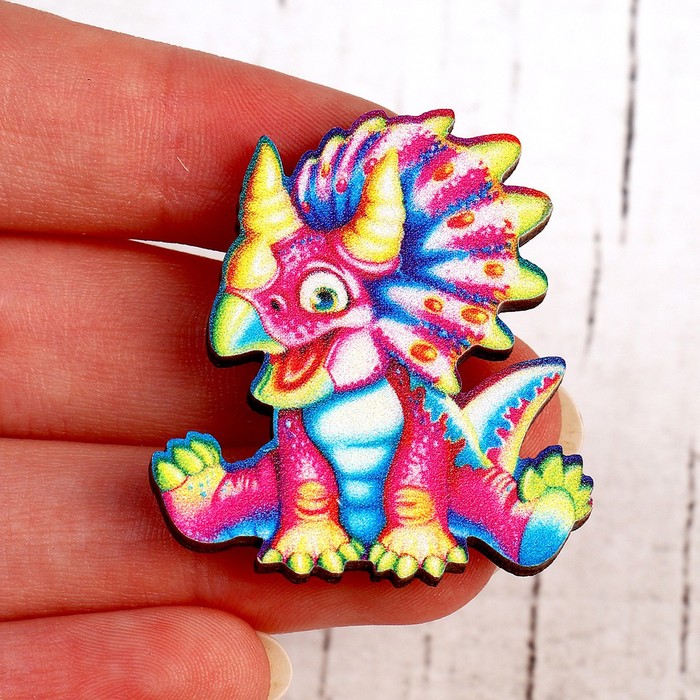 Деревянный значок «Трицератопс»