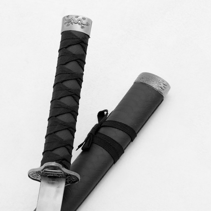 Макет оружия «Сувенирные катаны на подставке 2в1. Рептилия», подарочный набор, ножны кожзам, чёрный 47 см; 70 см