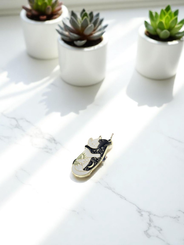 Значок «Коты» инь-ян, цвет чёрно-белый в золоте