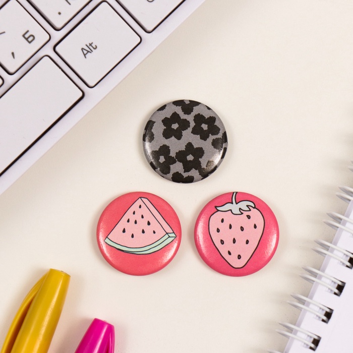 Набор значков на одежду, рюкзак, сумку «Это цветочки, ягодки впереди», 3 шт., d=25 мм, закатные, 7×7 см