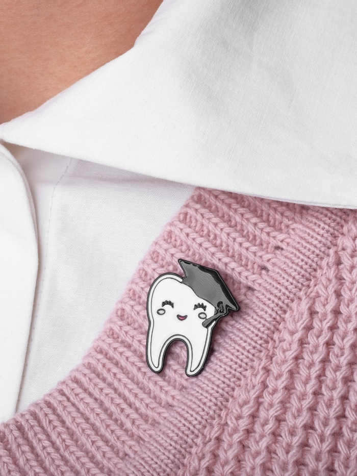 Значок «Зуб в академической шапочке», чёрно-белый в чёрном металле