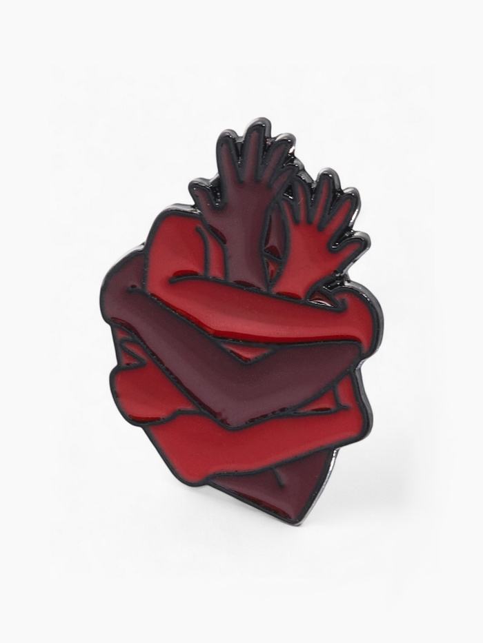 Значок «Сердце» объятие, цвет красный в чёрном металле