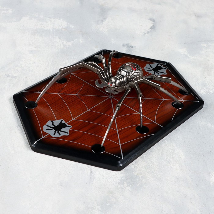 Панно на стену «Макет оружия: сувенирный паук на планшете», декор настенный