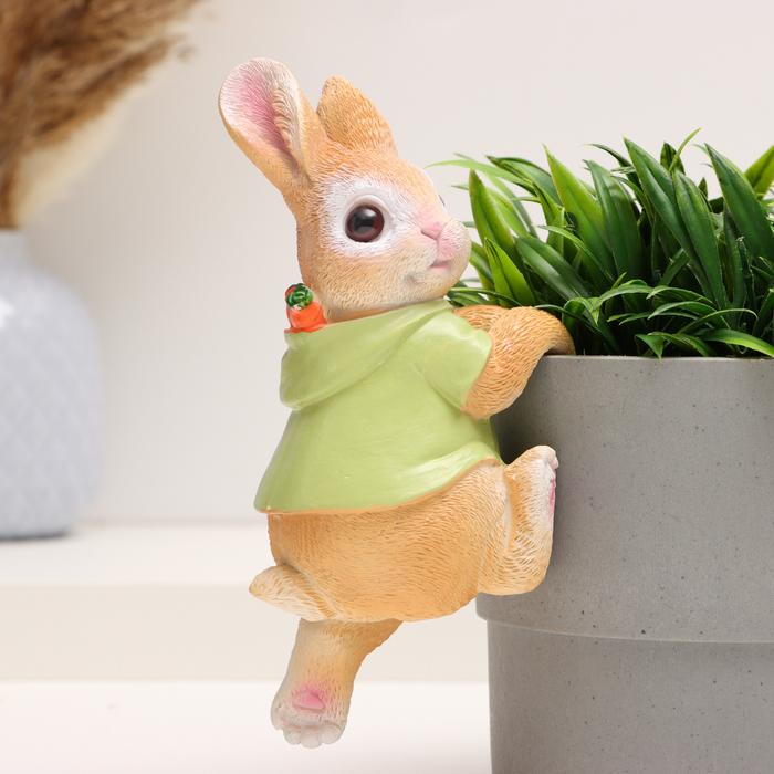Фигурка для флорариума «Зайчишка с морковкой», декор на кашпо, 17×7×7 см