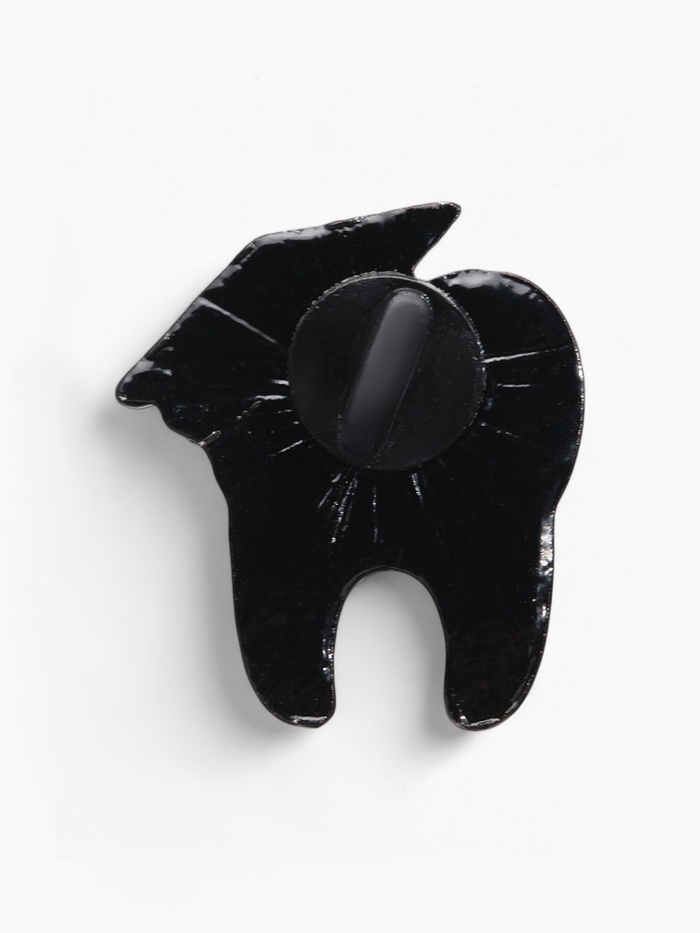 Значок «Зуб в академической шапочке», чёрно-белый в чёрном металле