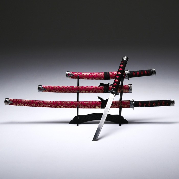 Макет оружия «Сувенирные катаны на подставке 3в1. Драконы на бордовом», подарочный набор, ножны ткань, 47 см; 70 см; 89 см