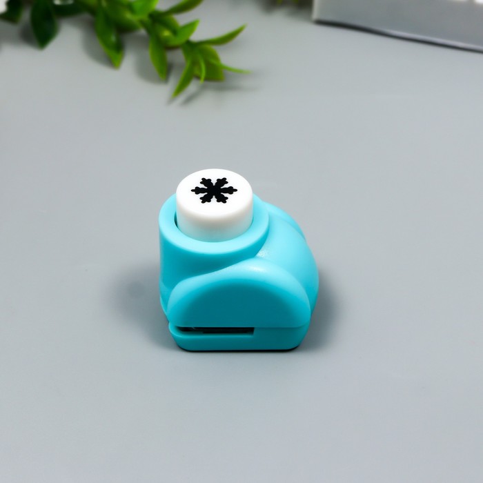 Дырокол фигурный "Снежинка" рисунок 1 см МИКС