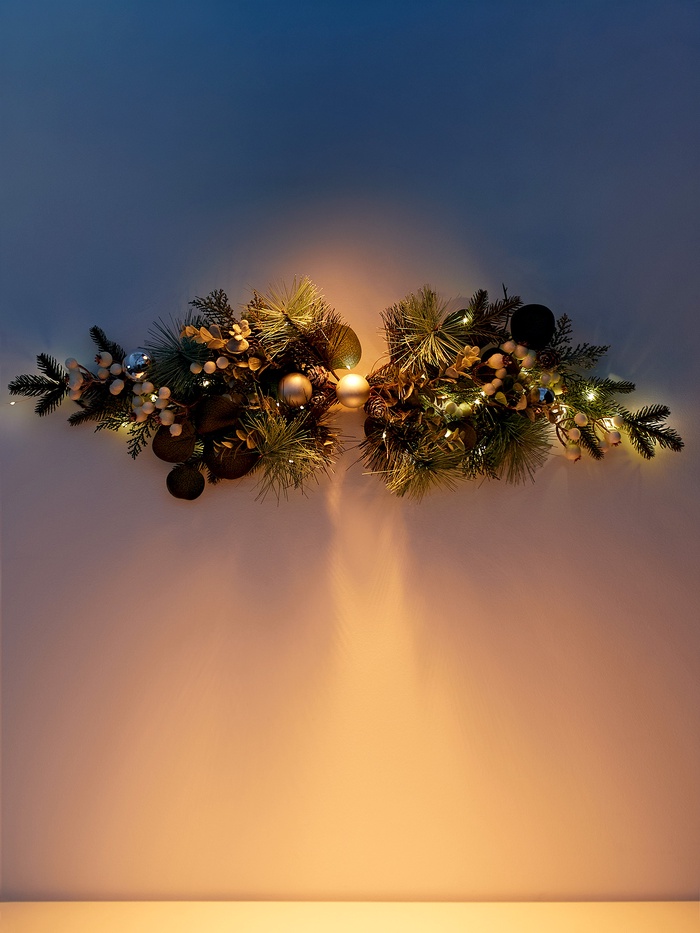 Декор настенный «Снежноягодник», 72×20 см, 18 LED, от батареек CR2032×2, свечение тёплое белое