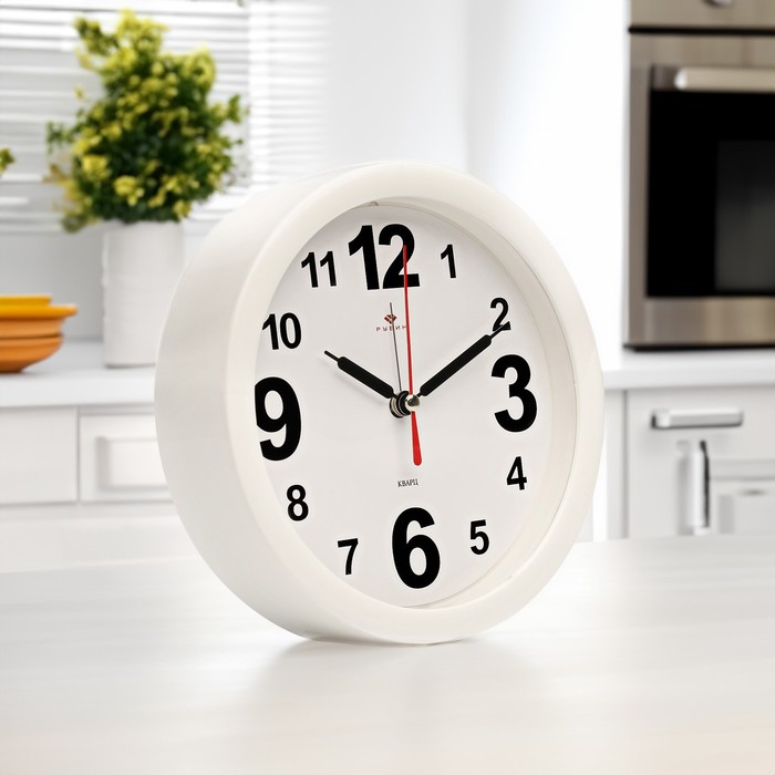 Будильник-часы настольные «Классика», дискретный ход, d=15 см, 16.5×16.5 см, от батарейки АА