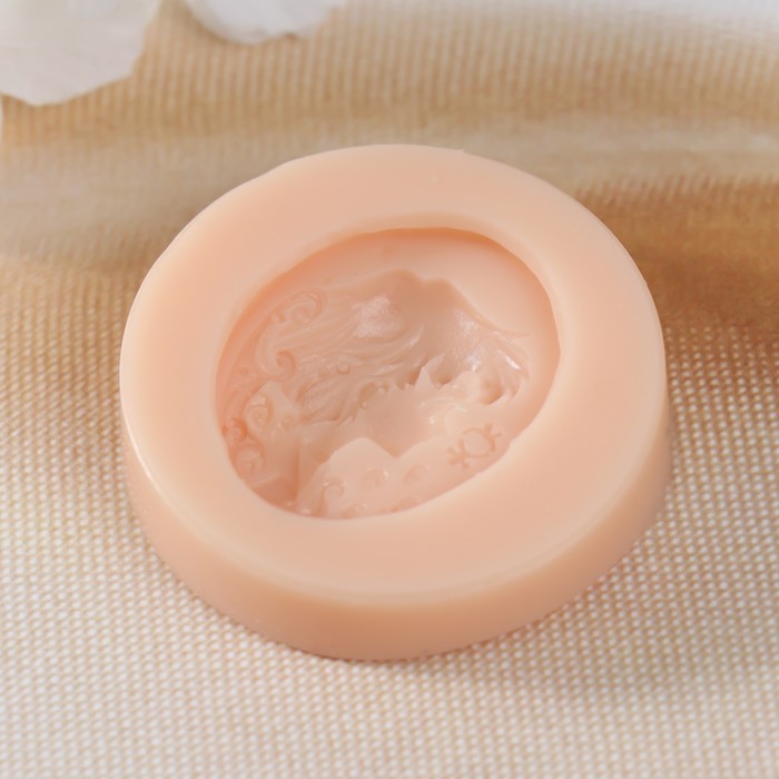 Молд для заливки силикон «Образ девочки», 3.3×2.7×0.5 см