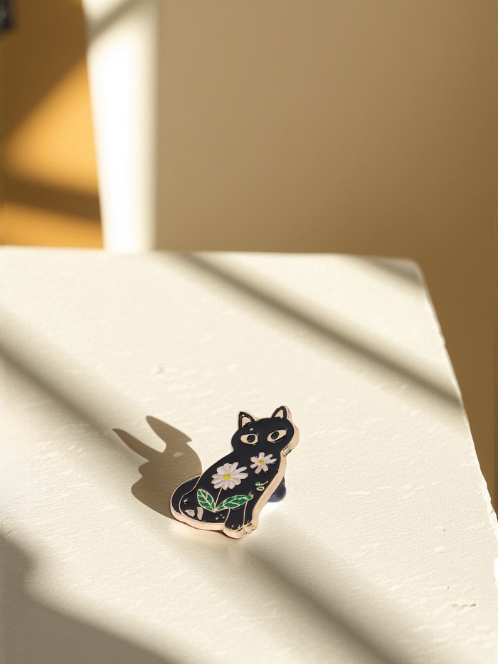 Значок «Кошка» с ромашками, цвет чёрный в золоте