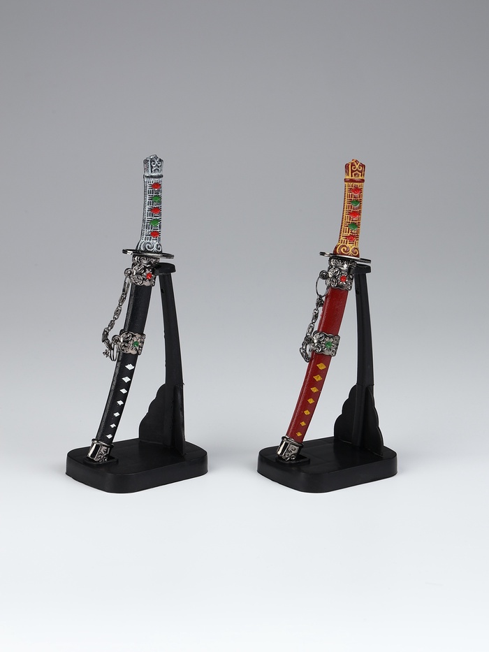 Сувенирное оружие «Катана на подставке», 17 см, МИКС