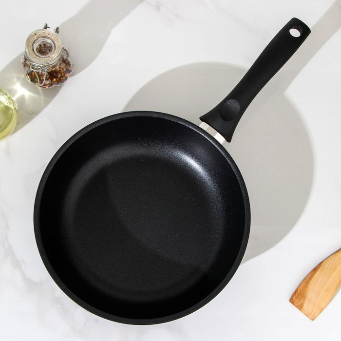 Сковорода KUKMARA «Традиция», d=24 см, пластиковая ручка, антипригарное покрытие, алюминий, чёрная