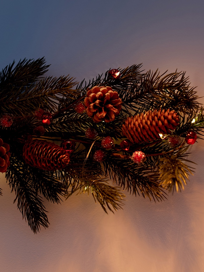 Декор настенный «Еловая ветвь с шишками», 70×27 см, 30 LED, от батареек CR2032×2, свечение тёплое белое