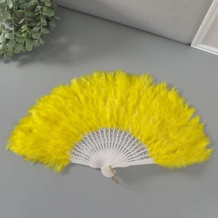Веер складной «Жёлтый», пластик, перо, h=26 см, 25 лопастей, 3×50×26 см