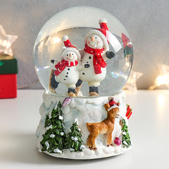 Снежный шар новогодний стеклянный «Два снеговичка и оленёнок», музыкальный, 11×10×14 см
